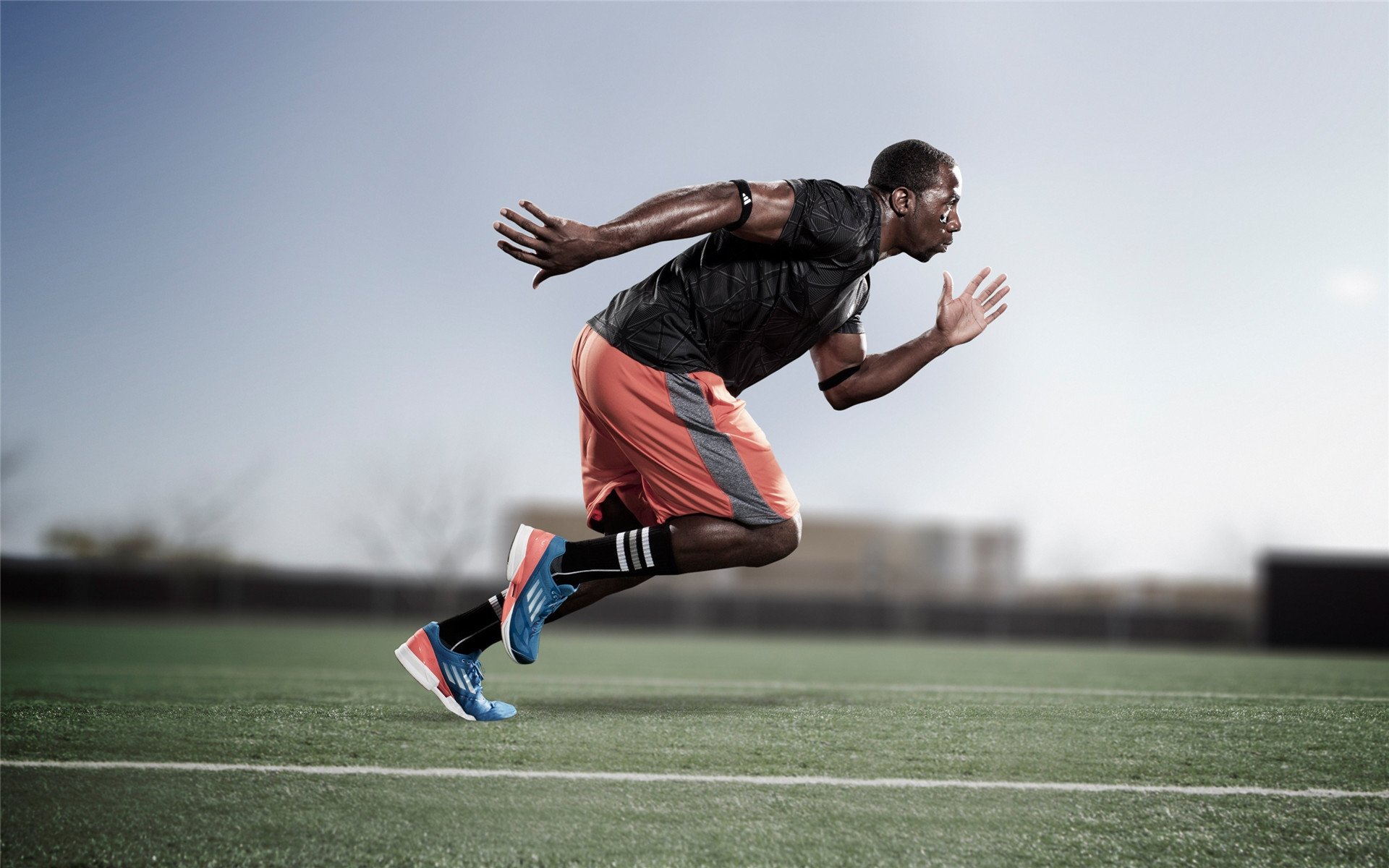 俱乐部青训选拔日活动吸引众多有潜力少年参与，足球青训俱乐部招生宣传